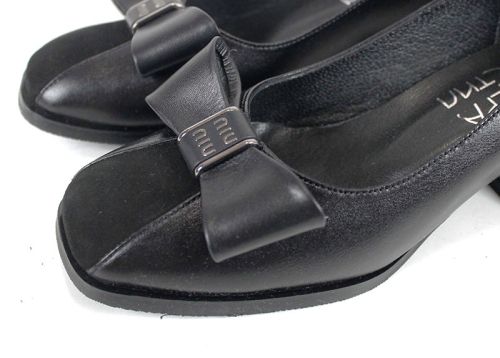 Дамски официални обувки Eleganza Viva Black Edition от естествена кожа и велур с панделка и нисък ефектен ток.