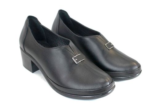 Детайл от естествена кожа и ток с комфортна височина