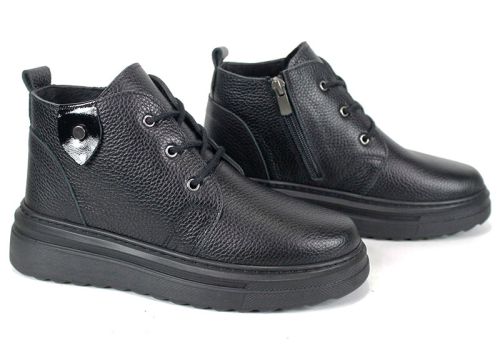 Дамски зимни кларкове от черна кожа с лачен аксесоар - модел Winter Glossy Clarks