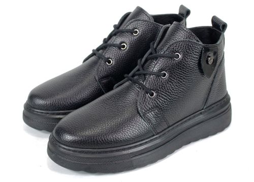 Дамски зимни кларкове от черна кожа с лачен аксесоар - модел Winter Glossy Clarks