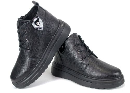 Дамски зимни кларкове от черна кожа с лачен аксесоар - модел Winter Glossy Clarks