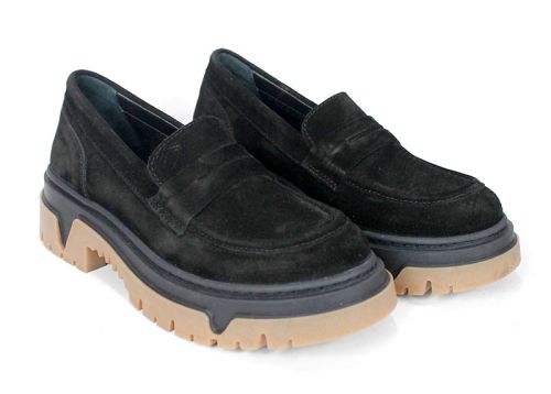 Дамски велурени лоуфъри Aurora Line в черен цвят с дебело контрастно ходило