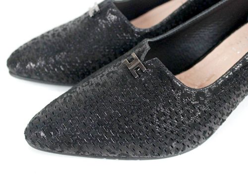 Дамски официални обувки от черна естествена кожа с перфорация и стабилен ток