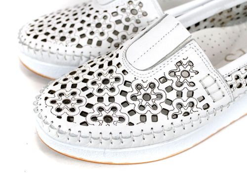 Mira Flow – дамски летни обувки от естествена кожа с перфорация в бяло