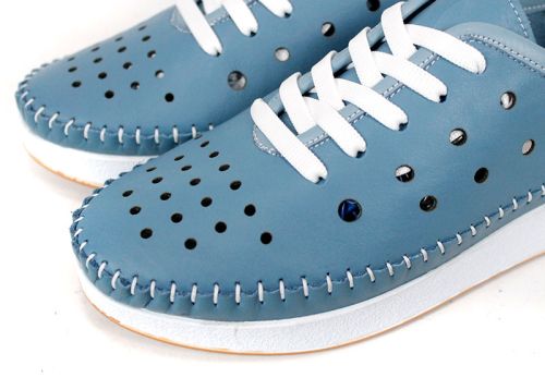 Elia Move – леки дамски летни обувки от естествена кожа с перфорация в дънково синьо