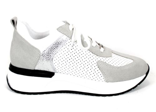 Детайл на дамски сникърси Alba Step – перфорирана кожа и бял велур