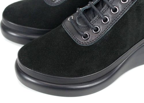 Linea Ease – дамски меки обувки от черен велур с клиновидна платформа