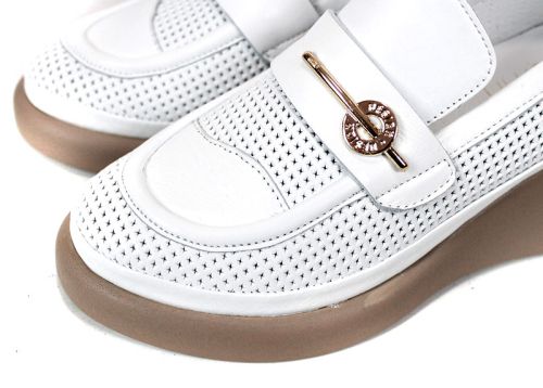 City Aura – дамски летни обувки от естествена кожа в бяло с клин платформа