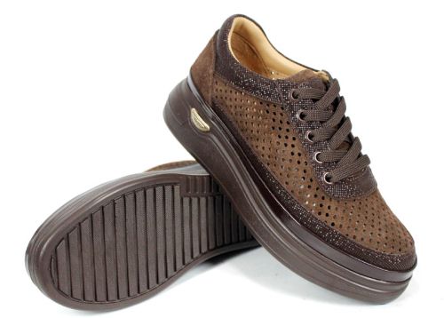 Тъмно кафяви дамски обувки Bella Form с ниска платформа