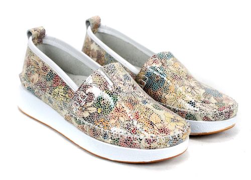 Mira Flow – дамски летни обувки от естествена кожа в бял флорален десен