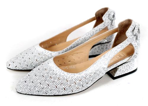 Aria Flow – дамски обувки от естествена кожа в бяло с перфорация и отворени страни