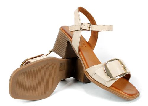 дамски сандали на ток бежово със златист детайл