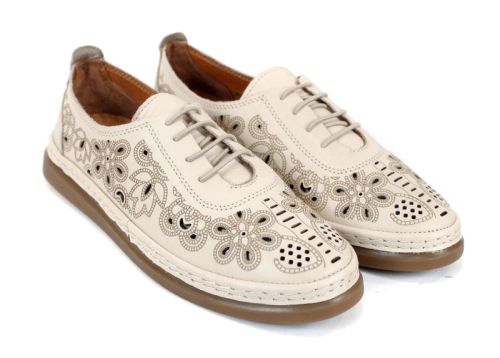 обувки с флорална перфорация бежови дамски