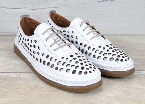 Soraya Lune – дамски летни обувки от естествена кожа в бяло с едра перфорация