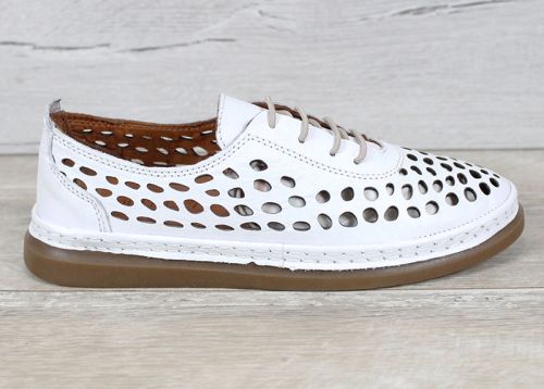 Soraya Lune – дамски летни обувки от естествена кожа в бяло с едра перфорация