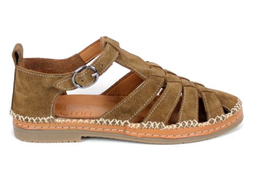 Novira Sense – дамски велурени сандали в светло кафяво с естествен комфорт и ръчен акцент