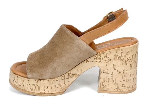 Дамско сабо от естествен велур в пустинно кафяво на платформа с отворени пръсти