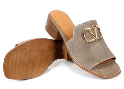 Ежедневна елегантност с акцент – Viora Lume дамски чехли от естествен велур в пясъчно кафяво