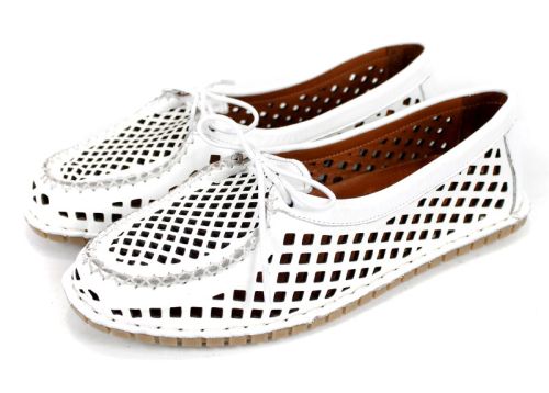 Дамски летни мокасини Brisa Fina от естествена кожа с едра перфорация – бял цвят