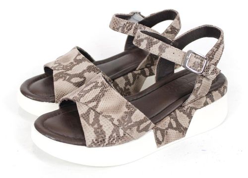 Delora Chic – дамски сандали от естествена кожа в кафяв змийски принт