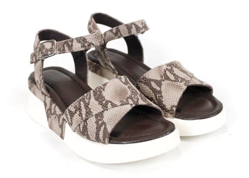 Delora Chic – дамски сандали от естествена кожа в кафяв змийски принт