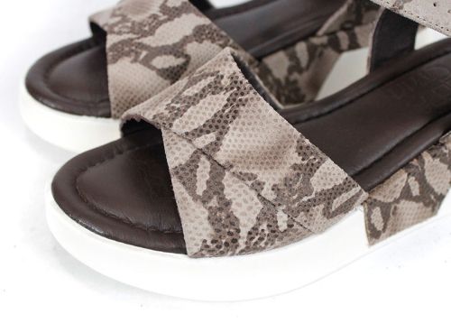Delora Chic – дамски сандали от естествена кожа в кафяв змийски принт
