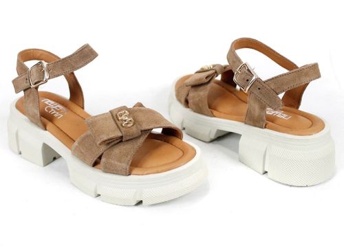 Дамски велурени сандали Lunara Mode в пустинно кафяво с масивно ходило