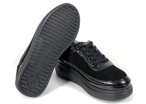 Black women's shoes with lightweight platform and memory foam